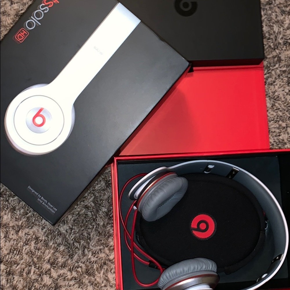 White solo beats